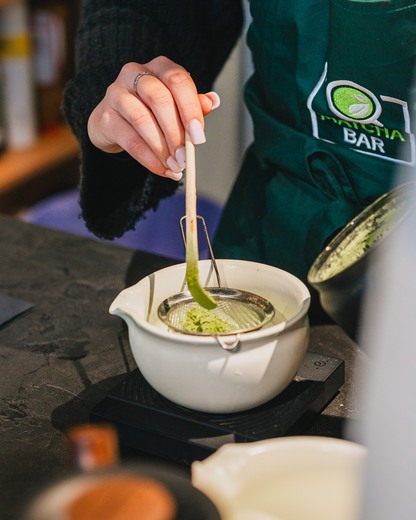 Příprava prémiové japonské matchy v Matcha Baru Zlín