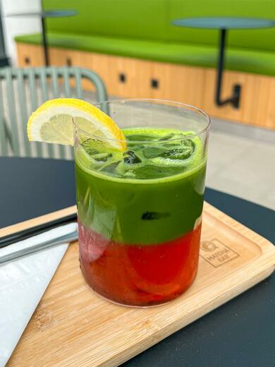 Pomegranate matcha (limonáda s pyré z granátového jablka).jpg
